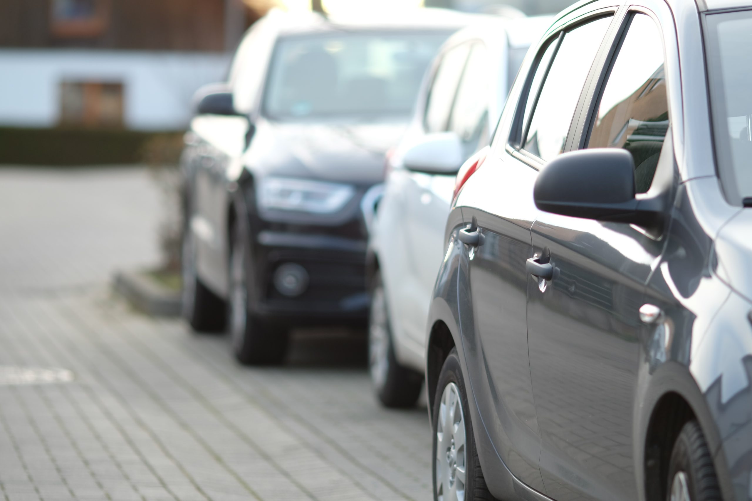 Autos auf dem Parkplatz, fokussiert auf ein stilvolles graues Fahrzeug.